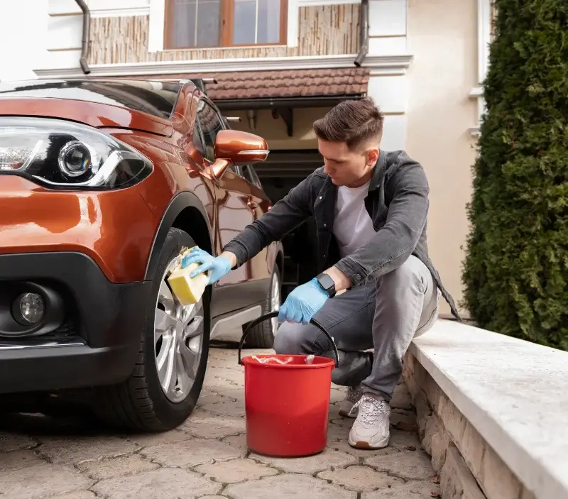 Lavage auto à domicile Fouqueure : professionnel intervenant sur un véhicule